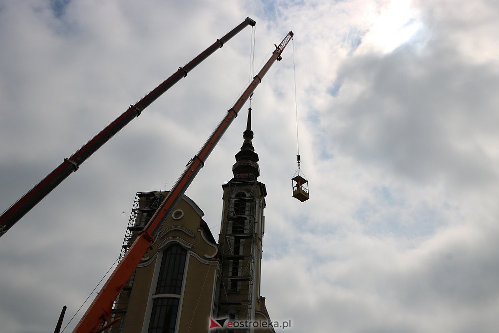 Trwa montaż iglic na wieżach kościoła św. Franciszka z Asyżu [29.06.2022] - zdjęcie #20 - eOstroleka.pl