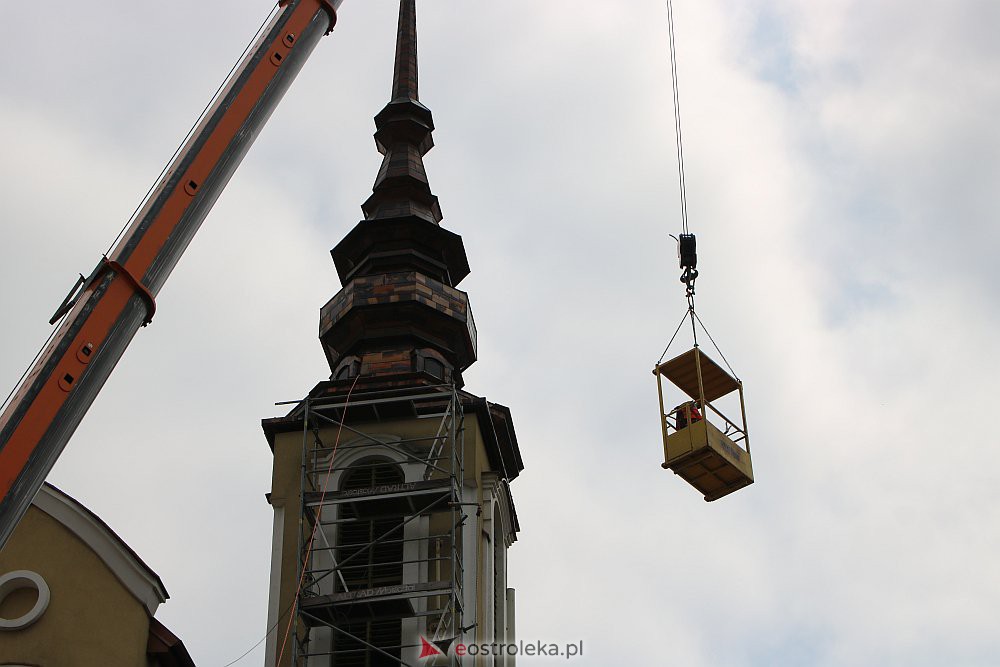 Trwa montaż iglic na wieżach kościoła św. Franciszka z Asyżu [29.06.2022] - zdjęcie #21 - eOstroleka.pl