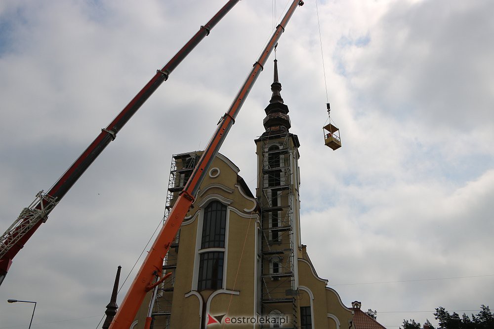 Trwa montaż iglic na wieżach kościoła św. Franciszka z Asyżu [29.06.2022] - zdjęcie #22 - eOstroleka.pl