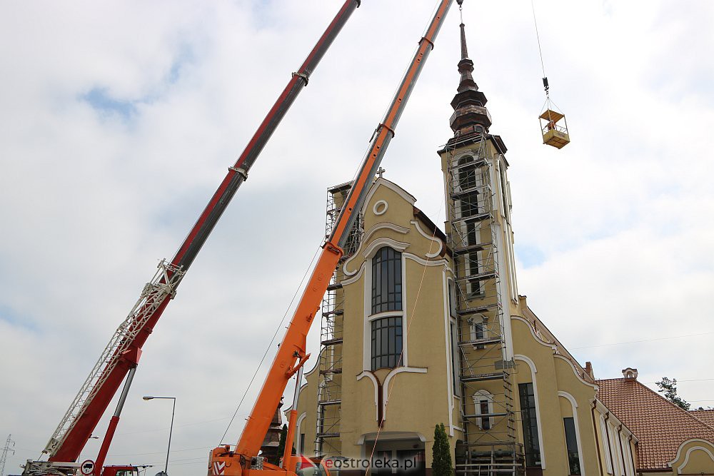 Trwa montaż iglic na wieżach kościoła św. Franciszka z Asyżu [29.06.2022] - zdjęcie #23 - eOstroleka.pl