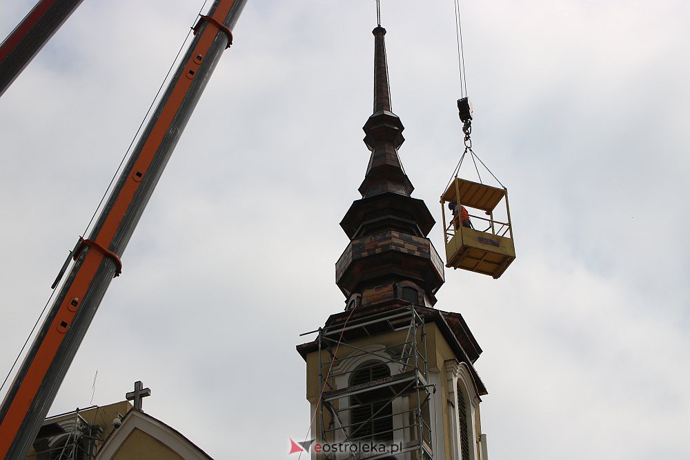 Trwa montaż iglic na wieżach kościoła św. Franciszka z Asyżu [29.06.2022] - zdjęcie #24 - eOstroleka.pl