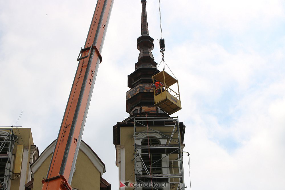 Trwa montaż iglic na wieżach kościoła św. Franciszka z Asyżu [29.06.2022] - zdjęcie #16 - eOstroleka.pl