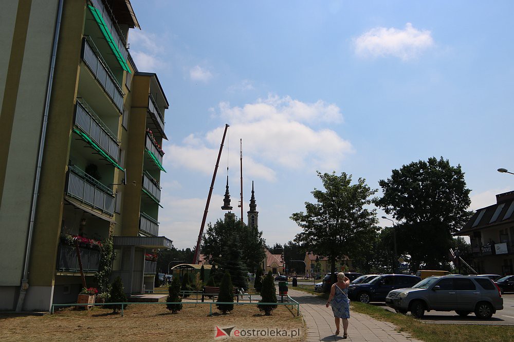 Trwa montaż iglic na wieżach kościoła św. Franciszka z Asyżu [29.06.2022] - zdjęcie #28 - eOstroleka.pl