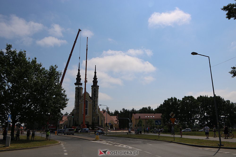 Trwa montaż iglic na wieżach kościoła św. Franciszka z Asyżu [29.06.2022] - zdjęcie #29 - eOstroleka.pl