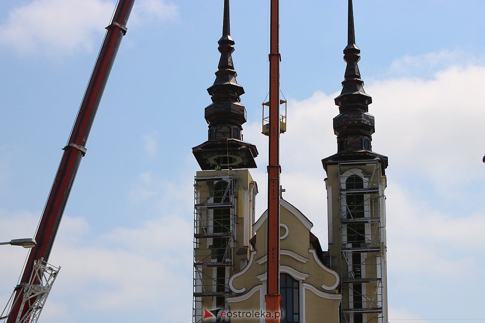Trwa montaż iglic na wieżach kościoła św. Franciszka z Asyżu [29.06.2022] - zdjęcie #11 - eOstroleka.pl
