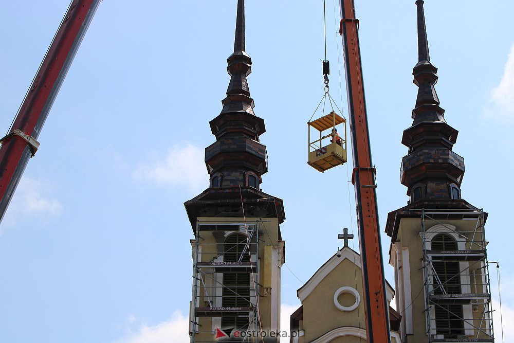 Trwa montaż iglic na wieżach kościoła św. Franciszka z Asyżu [29.06.2022] - zdjęcie #31 - eOstroleka.pl