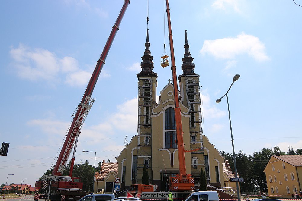 Trwa montaż iglic na wieżach kościoła św. Franciszka z Asyżu [29.06.2022] - zdjęcie #32 - eOstroleka.pl