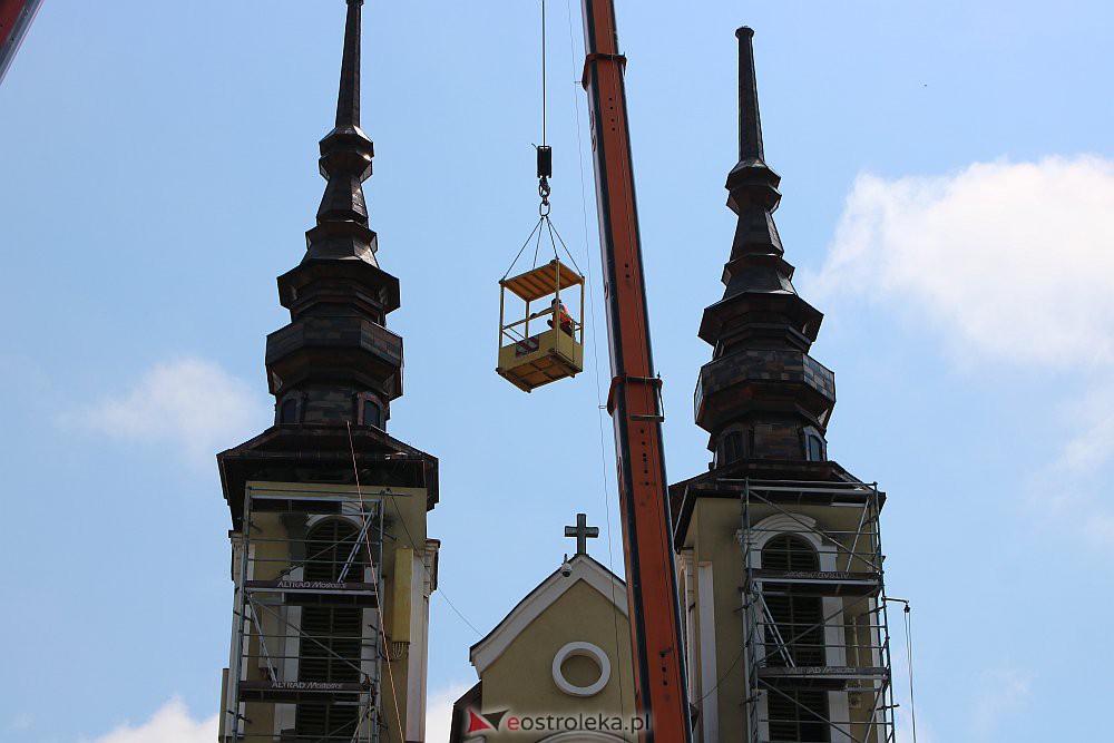Trwa montaż iglic na wieżach kościoła św. Franciszka z Asyżu [29.06.2022] - zdjęcie #33 - eOstroleka.pl