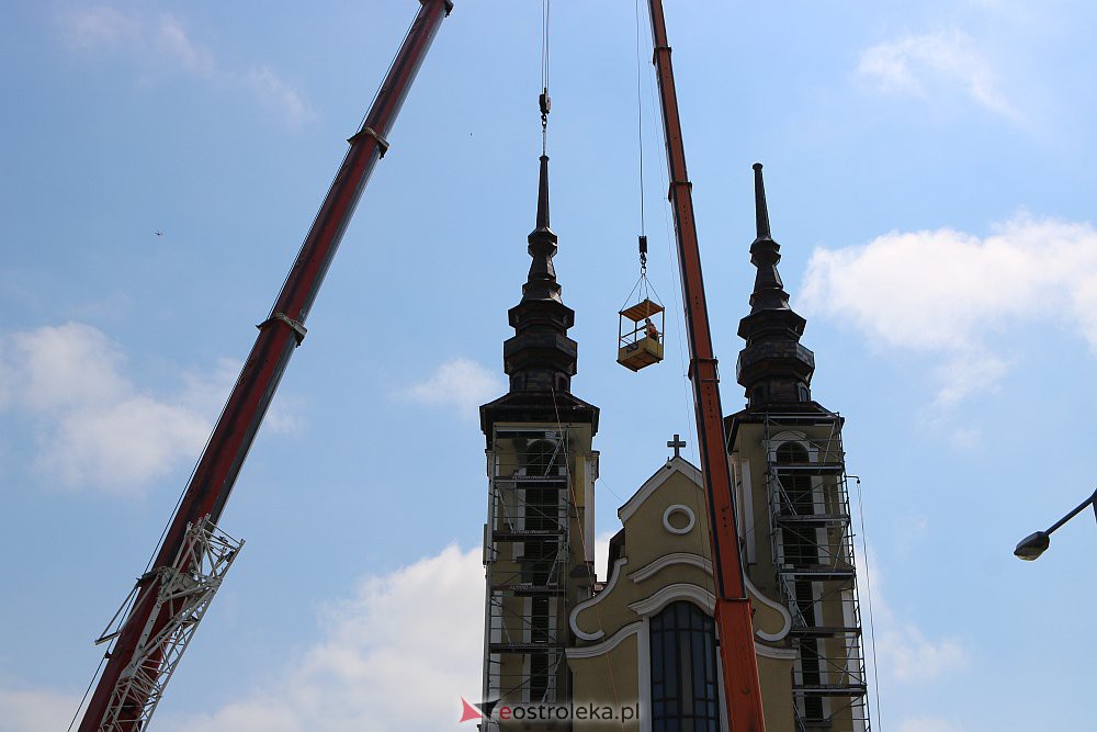 Trwa montaż iglic na wieżach kościoła św. Franciszka z Asyżu [29.06.2022] - zdjęcie #7 - eOstroleka.pl