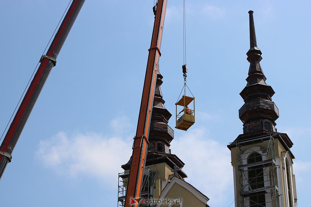 Trwa montaż iglic na wieżach kościoła św. Franciszka z Asyżu [29.06.2022] - zdjęcie #35 - eOstroleka.pl