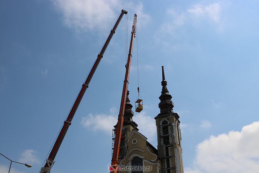 Trwa montaż iglic na wieżach kościoła św. Franciszka z Asyżu [29.06.2022] - zdjęcie #36 - eOstroleka.pl