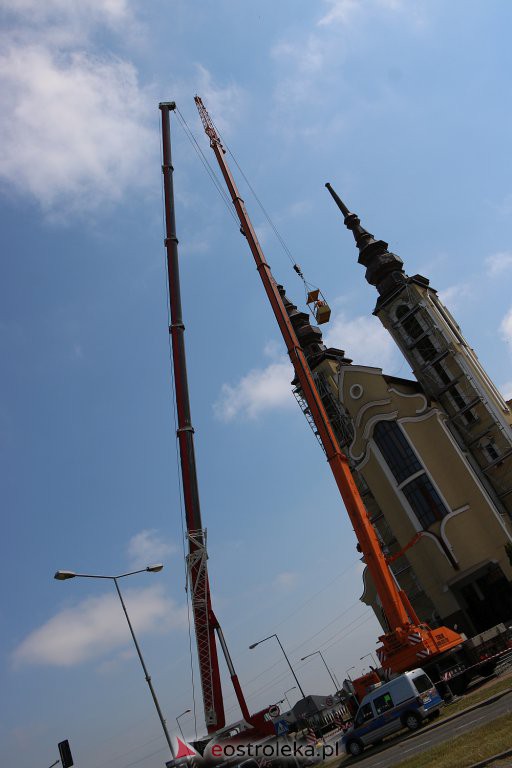 Trwa montaż iglic na wieżach kościoła św. Franciszka z Asyżu [29.06.2022] - zdjęcie #37 - eOstroleka.pl