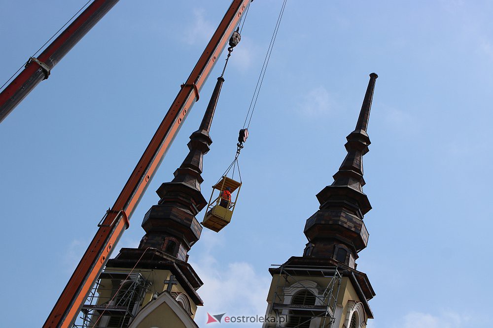 Trwa montaż iglic na wieżach kościoła św. Franciszka z Asyżu [29.06.2022] - zdjęcie #38 - eOstroleka.pl