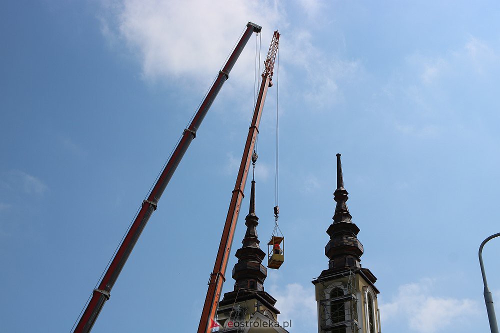 Trwa montaż iglic na wieżach kościoła św. Franciszka z Asyżu [29.06.2022] - zdjęcie #39 - eOstroleka.pl