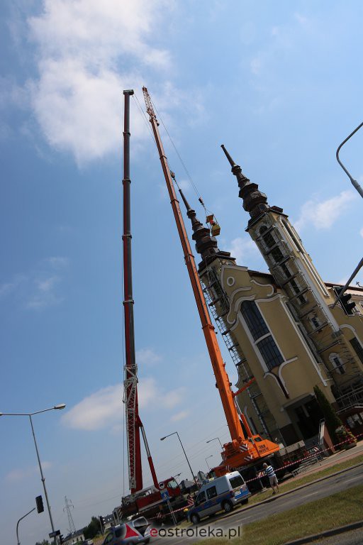 Trwa montaż iglic na wieżach kościoła św. Franciszka z Asyżu [29.06.2022] - zdjęcie #1 - eOstroleka.pl