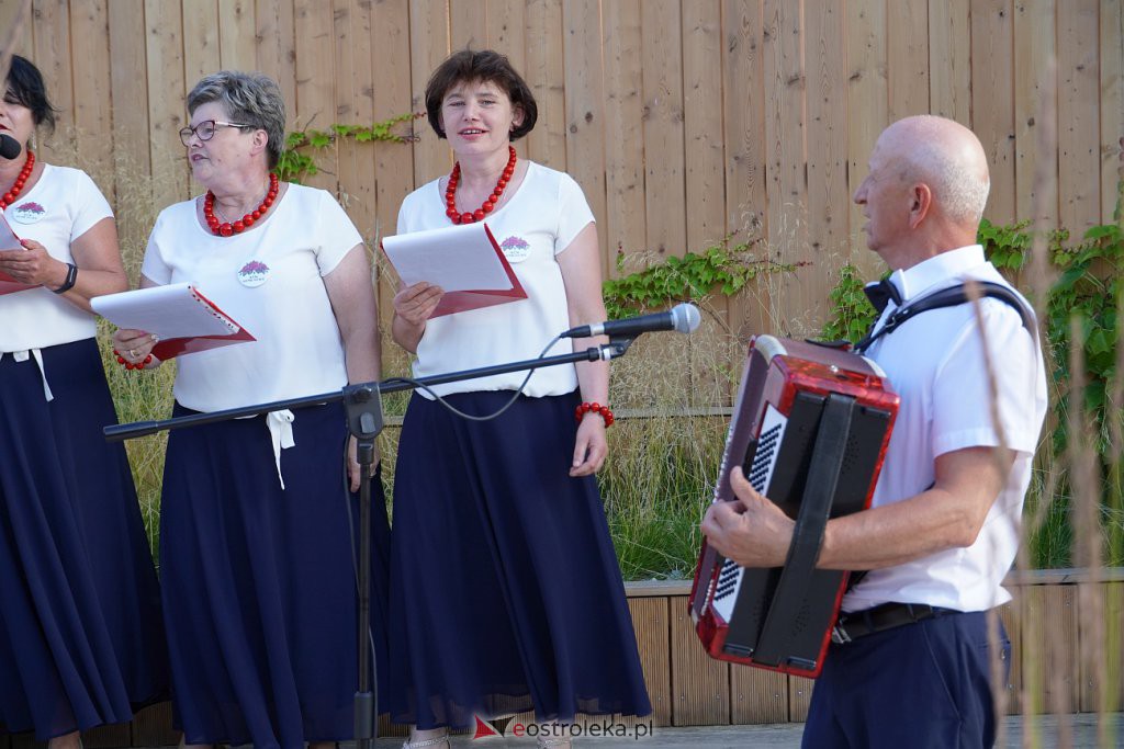 Muzyczne lato w tężni - Słuchacze Uniwersytetu Trzeciego Wieku, KGW Susk Nowy [03.07.2022] - zdjęcie #5 - eOstroleka.pl
