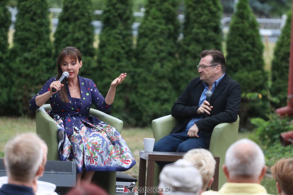 Spotkanie z Justyną Sieńczyłło [06.07.2022] - zdjęcie #3 - eOstroleka.pl