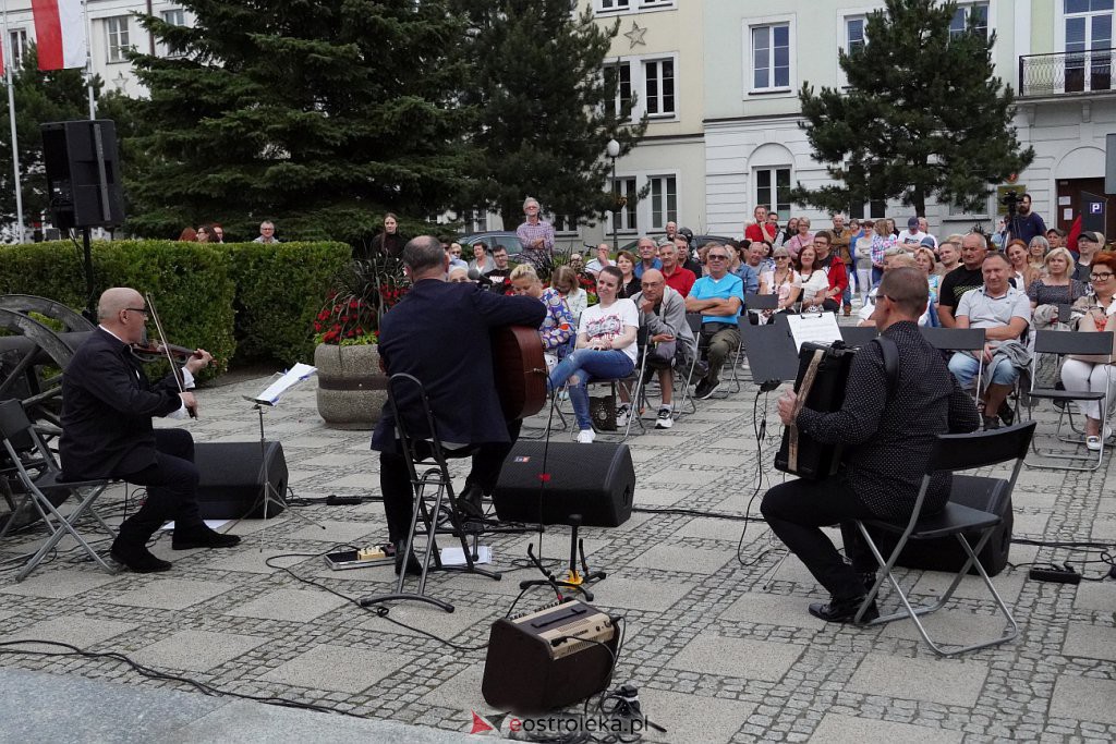 Pierwszy wakacyjny ART - czwARTek 2022. Adam Andryszczyk i Ostatnie Takie Duo [07.07.2022] - zdjęcie #16 - eOstroleka.pl