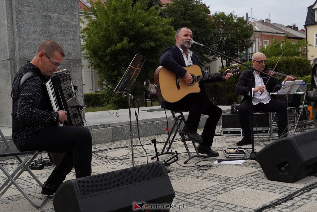Pierwszy wakacyjny ART - czwARTek 2022. Adam Andryszczyk i Ostatnie Takie Duo [07.07.2022] - zdjęcie #5 - eOstroleka.pl