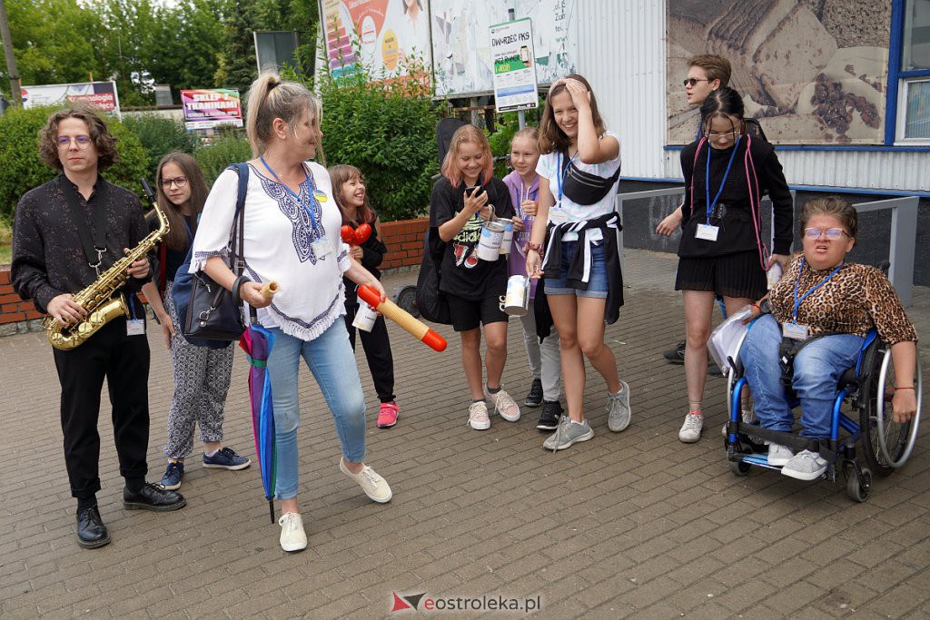 Mini koncerty charytatywne w autobusach MZK na rzecz uchodźców z Ukrainy [08.07.2022] - zdjęcie #18 - eOstroleka.pl