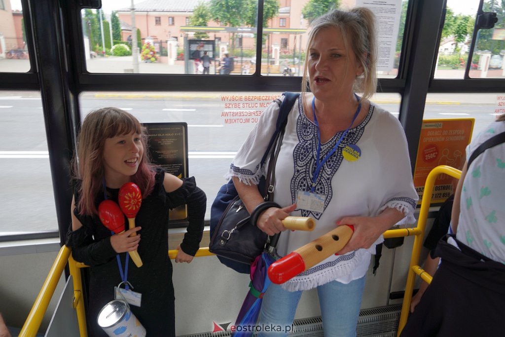 Mini koncerty charytatywne w autobusach MZK na rzecz uchodźców z Ukrainy [08.07.2022] - zdjęcie #17 - eOstroleka.pl