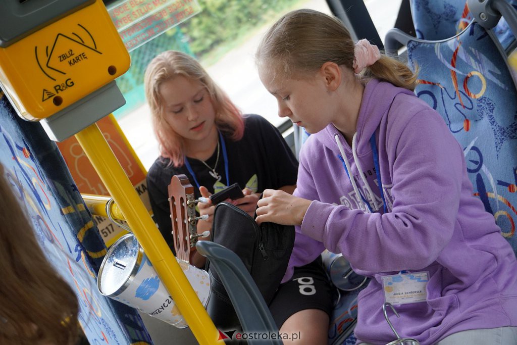 Mini koncerty charytatywne w autobusach MZK na rzecz uchodźców z Ukrainy [08.07.2022] - zdjęcie #14 - eOstroleka.pl