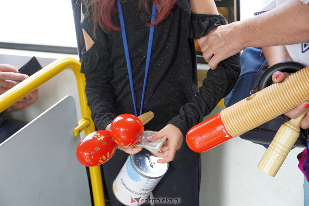 Mini koncerty charytatywne w autobusach MZK na rzecz uchodźców z Ukrainy [08.07.2022] - zdjęcie #13 - eOstroleka.pl