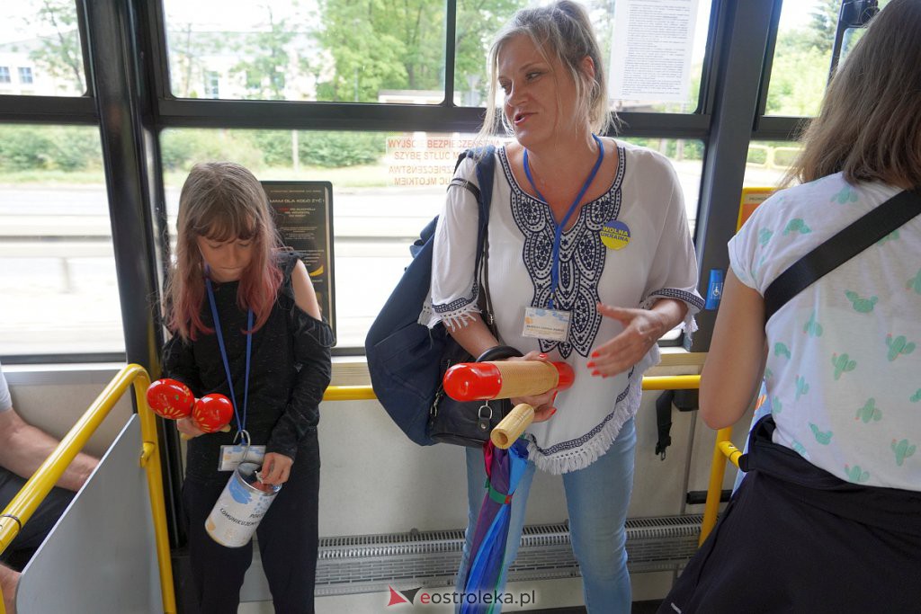 Mini koncerty charytatywne w autobusach MZK na rzecz uchodźców z Ukrainy [08.07.2022] - zdjęcie #12 - eOstroleka.pl