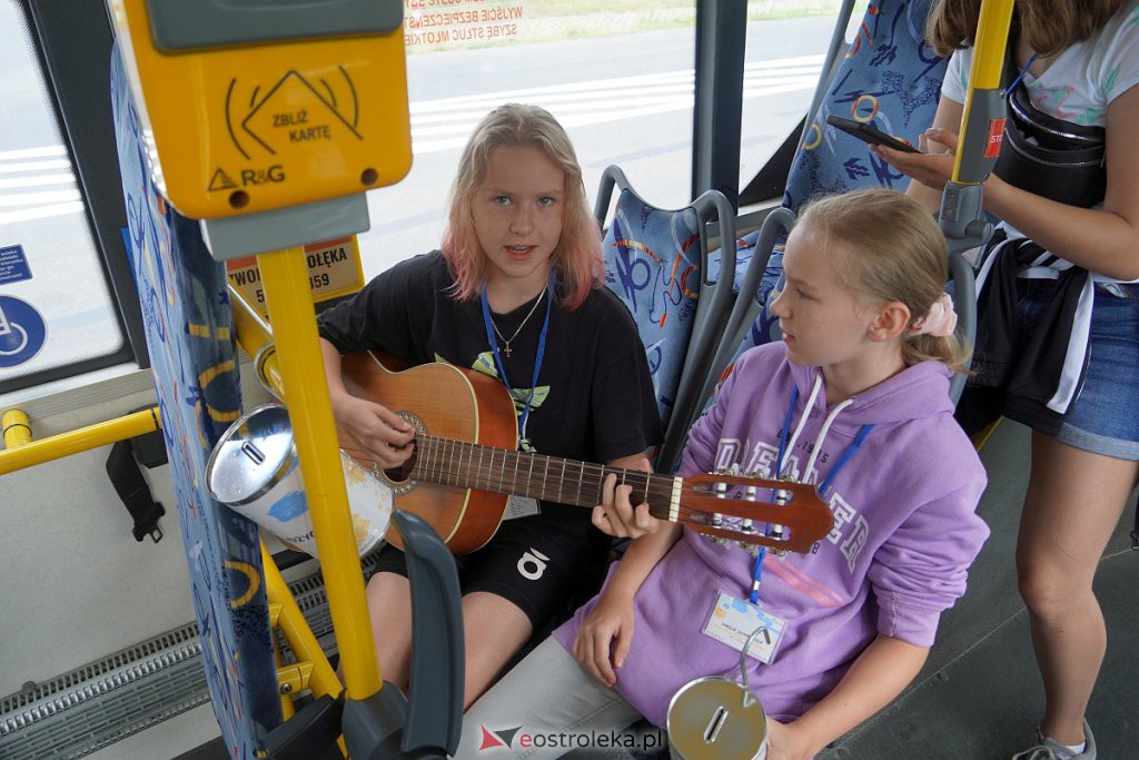 Mini koncerty charytatywne w autobusach MZK na rzecz uchodźców z Ukrainy [08.07.2022] - zdjęcie #11 - eOstroleka.pl