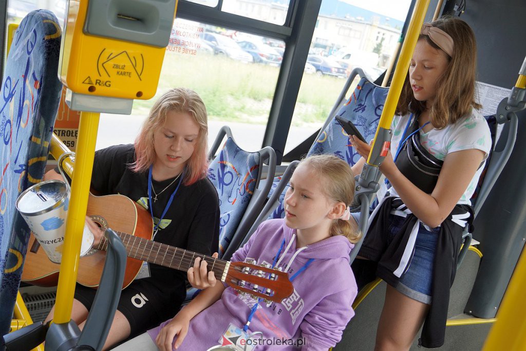 Mini koncerty charytatywne w autobusach MZK na rzecz uchodźców z Ukrainy [08.07.2022] - zdjęcie #10 - eOstroleka.pl