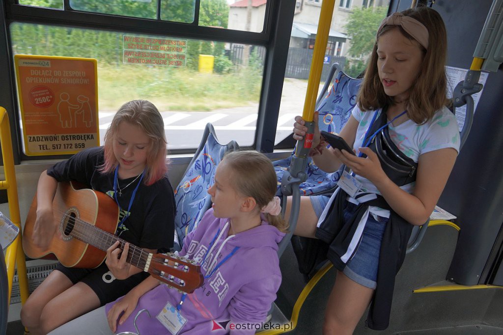 Mini koncerty charytatywne w autobusach MZK na rzecz uchodźców z Ukrainy [08.07.2022] - zdjęcie #8 - eOstroleka.pl