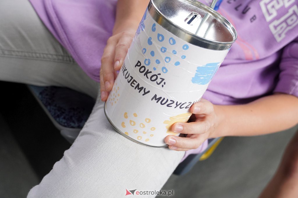 Mini koncerty charytatywne w autobusach MZK na rzecz uchodźców z Ukrainy [08.07.2022] - zdjęcie #7 - eOstroleka.pl