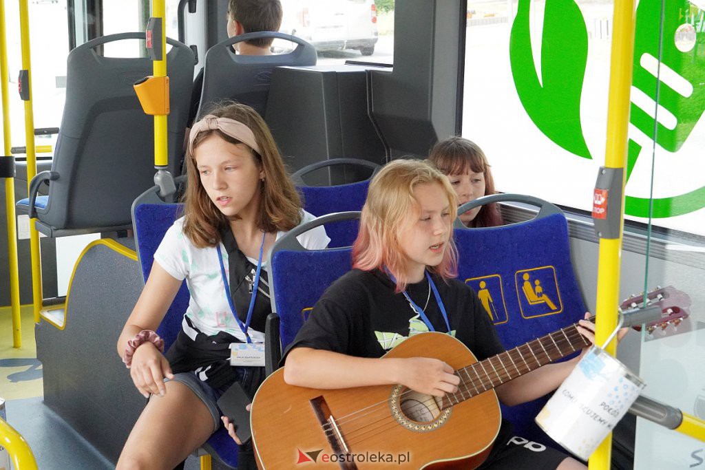 Mini koncerty charytatywne w autobusach MZK na rzecz uchodźców z Ukrainy [08.07.2022] - zdjęcie #5 - eOstroleka.pl