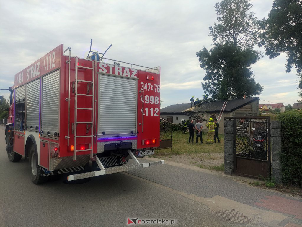 Olszewo-Borki: Strażacy usuwali konar leżący na dachu budynku gospodarczego [14.07.2022] - zdjęcie #4 - eOstroleka.pl