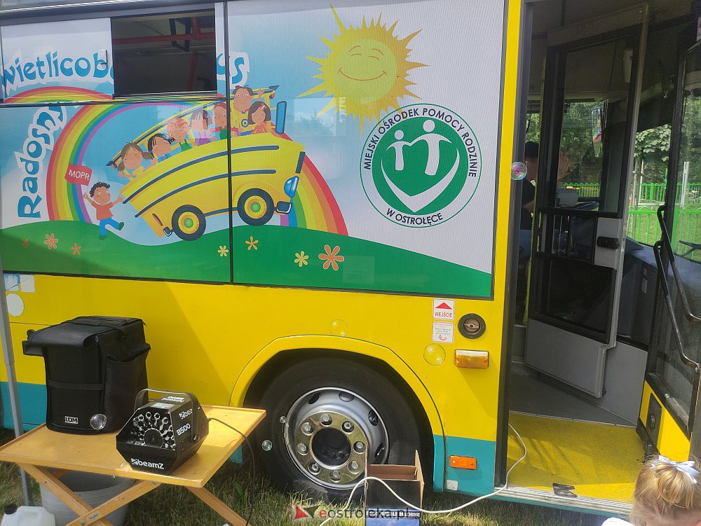 Radosny Świetlicobus na osiedlu Leśne [19.07.2022] - zdjęcie #16 - eOstroleka.pl