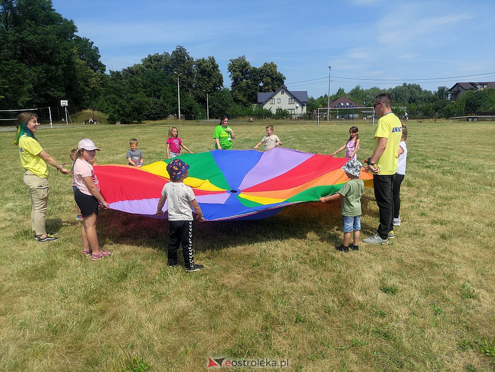 Radosny Świetlicobus na osiedlu Leśne [19.07.2022] - zdjęcie #15 - eOstroleka.pl