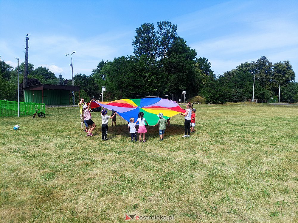 Radosny Świetlicobus na osiedlu Leśne [19.07.2022] - zdjęcie #13 - eOstroleka.pl