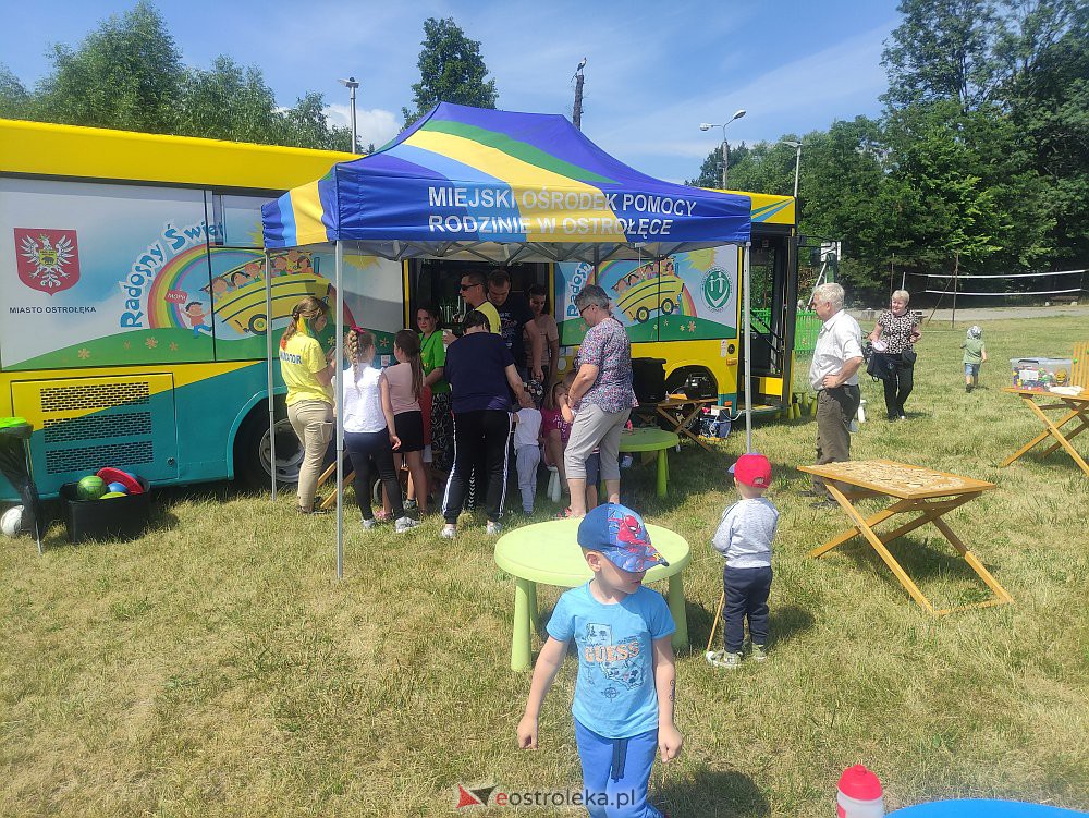 Radosny Świetlicobus na osiedlu Leśne [19.07.2022] - zdjęcie #11 - eOstroleka.pl