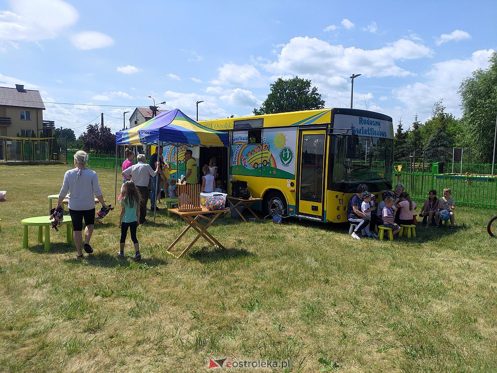Radosny Świetlicobus na osiedlu Leśne [19.07.2022] - zdjęcie #9 - eOstroleka.pl