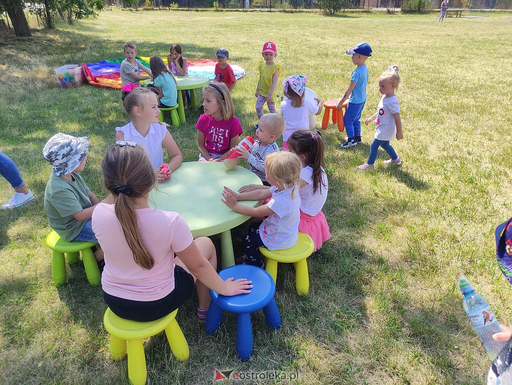 Radosny Świetlicobus na osiedlu Leśne [19.07.2022] - zdjęcie #8 - eOstroleka.pl