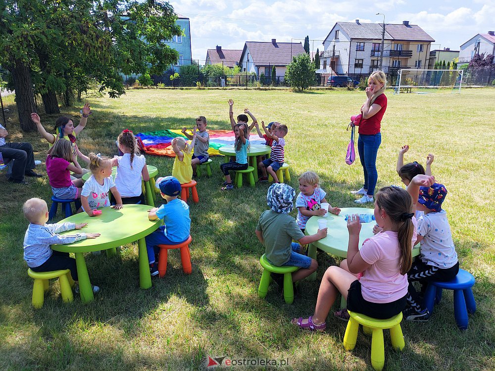 Radosny Świetlicobus na osiedlu Leśne [19.07.2022] - zdjęcie #6 - eOstroleka.pl