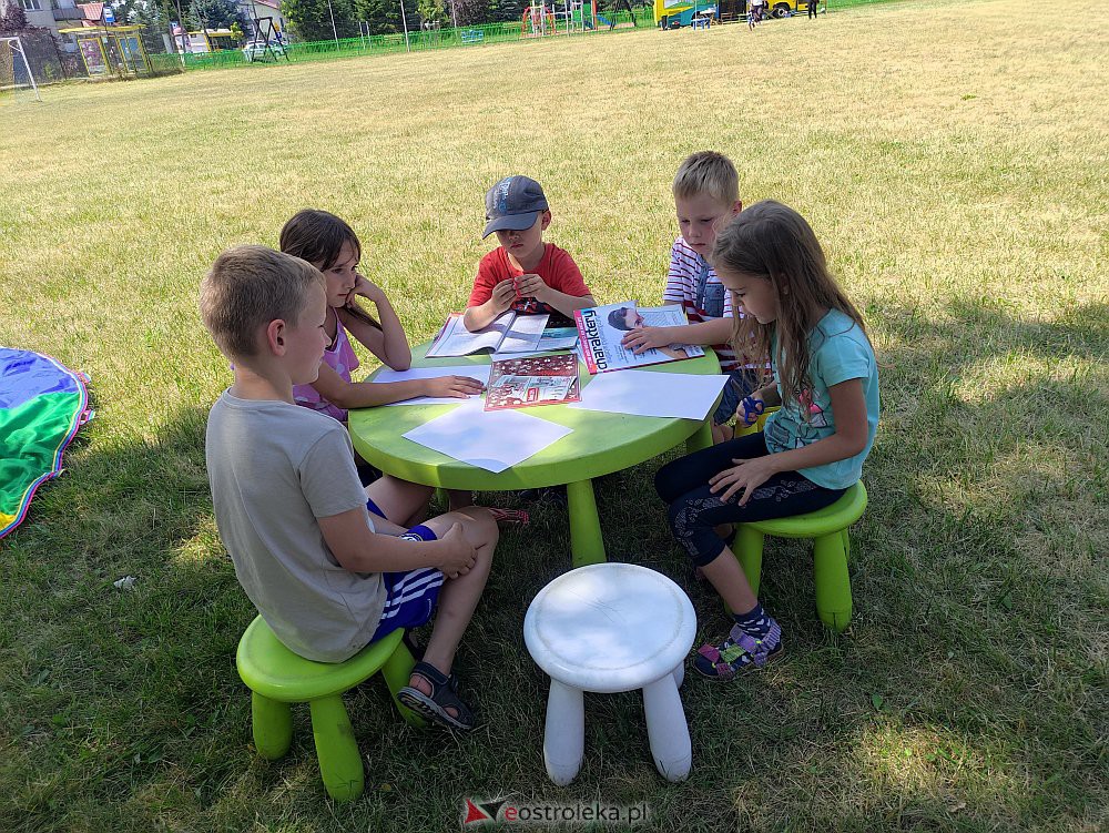 Radosny Świetlicobus na osiedlu Leśne [19.07.2022] - zdjęcie #2 - eOstroleka.pl