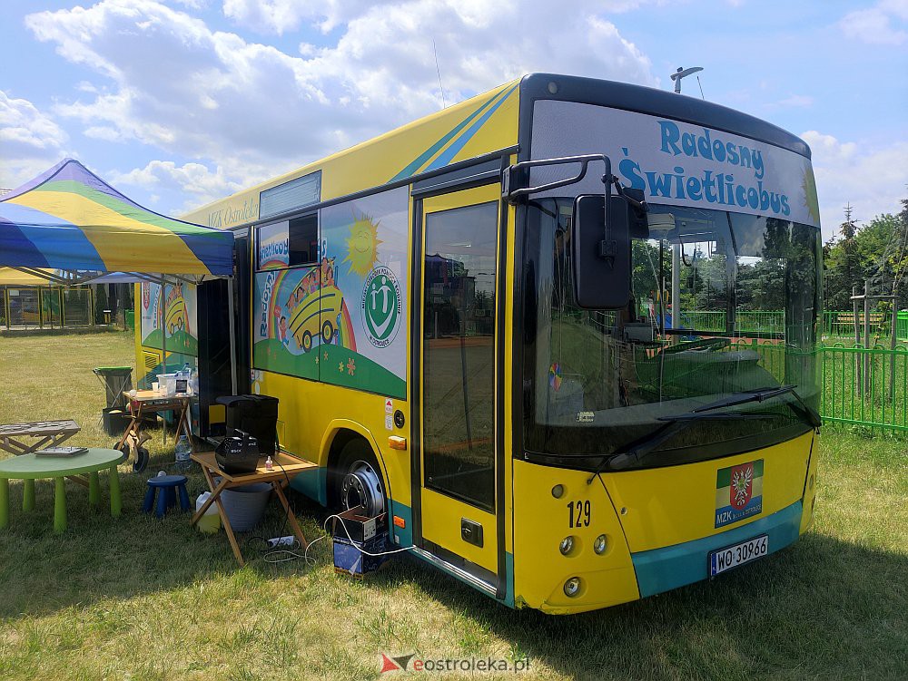 Radosny Świetlicobus na osiedlu Leśne [19.07.2022] - zdjęcie #1 - eOstroleka.pl