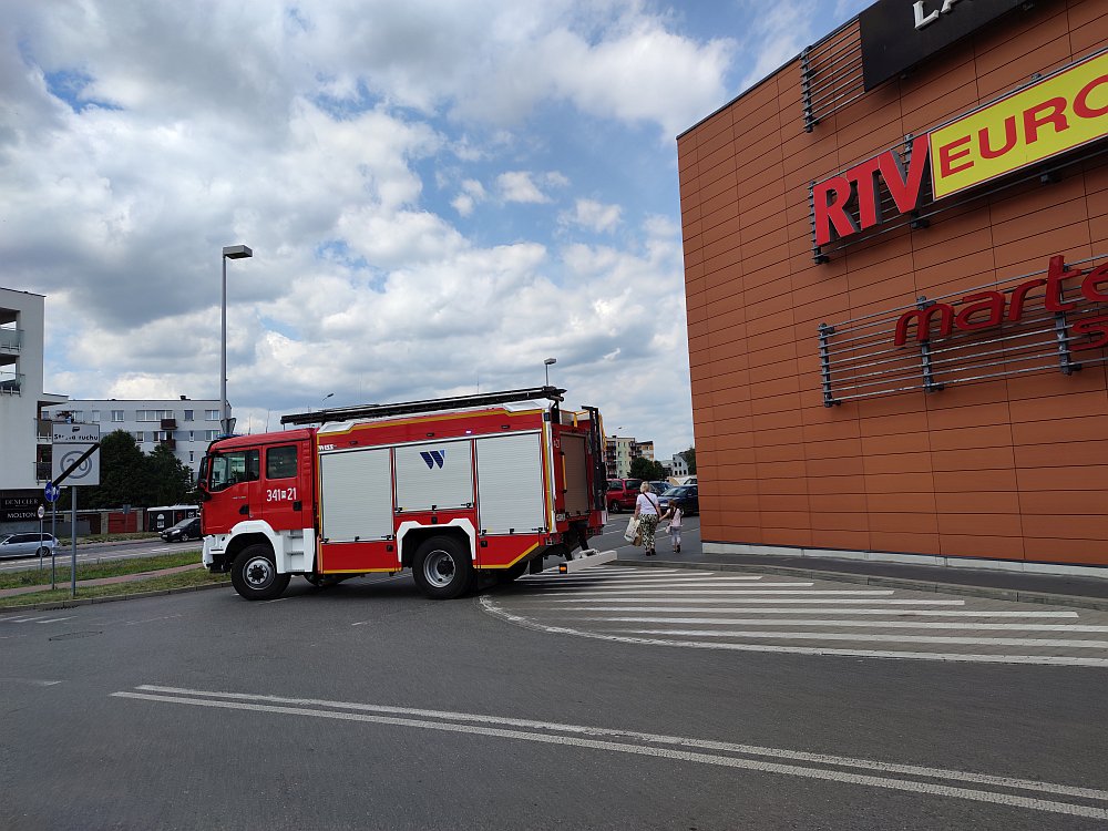 Kraksa na parkingu przy Galerii Bursztynowej [19.07.2022] - zdjęcie #9 - eOstroleka.pl