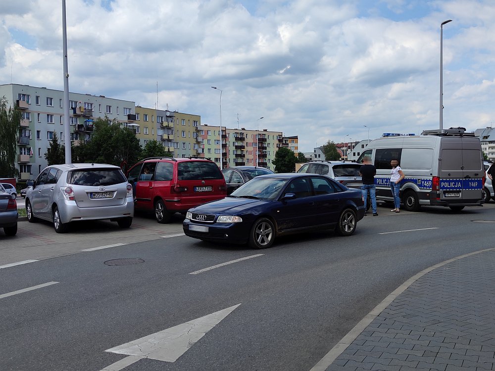Kraksa na parkingu przy Galerii Bursztynowej [19.07.2022] - zdjęcie #8 - eOstroleka.pl
