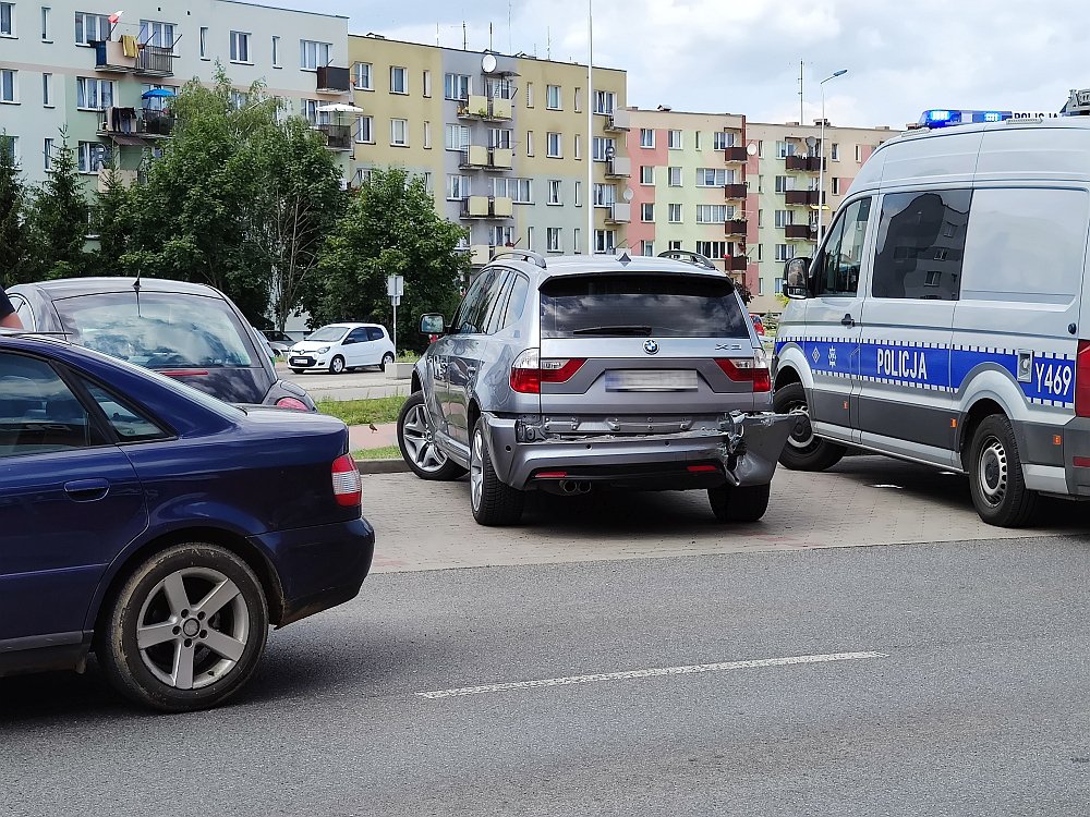 Kraksa na parkingu przy Galerii Bursztynowej [19.07.2022] - zdjęcie #7 - eOstroleka.pl