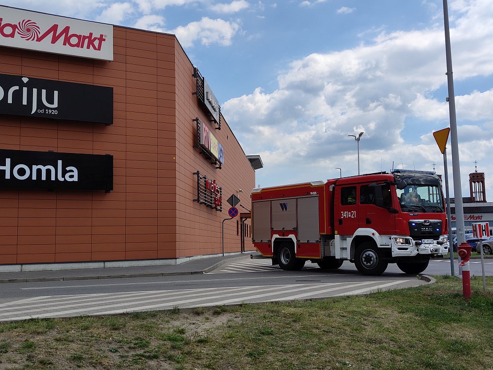 Kraksa na parkingu przy Galerii Bursztynowej [19.07.2022] - zdjęcie #6 - eOstroleka.pl