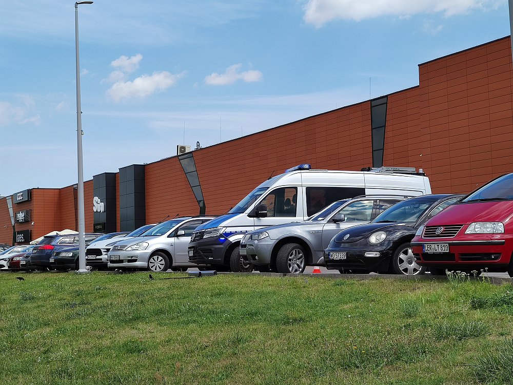 Kraksa na parkingu przy Galerii Bursztynowej [19.07.2022] - zdjęcie #5 - eOstroleka.pl