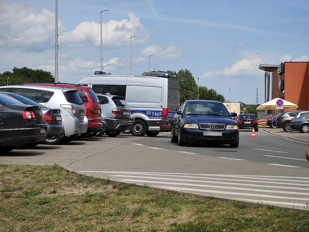 Kraksa na parkingu przy Galerii Bursztynowej [19.07.2022] - zdjęcie #7 - eOstroleka.pl