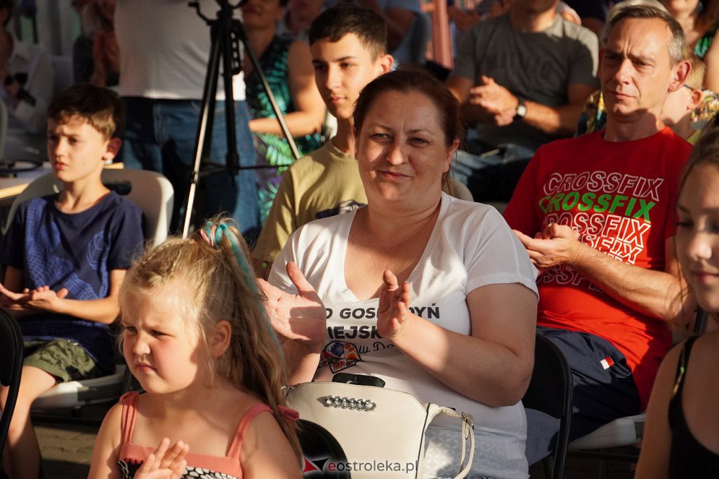 Letnie Granie w Dobrąłęce - Koncert Diany Oleszczak [20.07.2022] - zdjęcie #41 - eOstroleka.pl